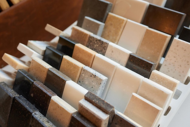 Acasă 18 Diferențele dintre piatra naturală și materialele sintetice în designul comercial